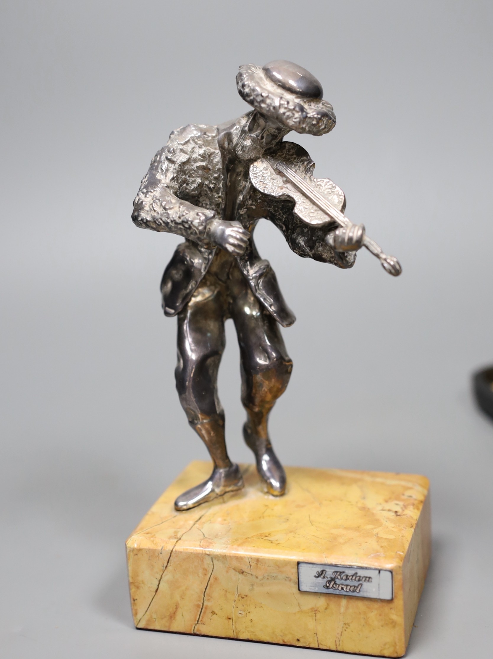 A 925 standard model of a violinist by A. Kedem of Israel, on marble plinth, 18cm, and a cased set of six silver coffee spoons